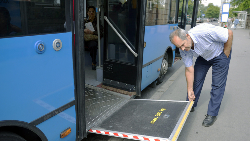 A MÁV-dolgozók mellett buszsofőrökből sincs elég