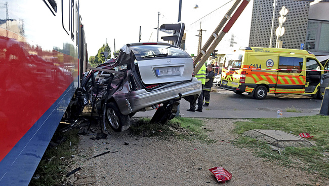 Döbbenetes fotók a tegnapi budapesti vasúti balesetről