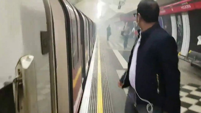 Robbanáshang, füst és kiürítés a londoni metróban - videóval