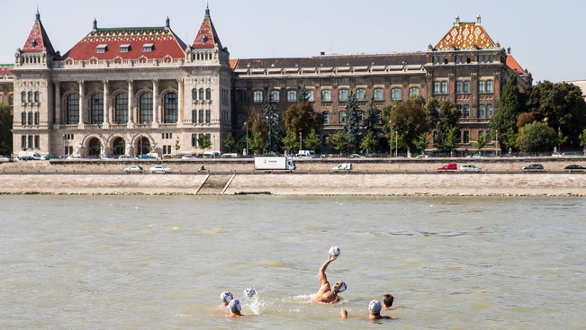 A Duna közepén vízilabdáztak Budapesten
