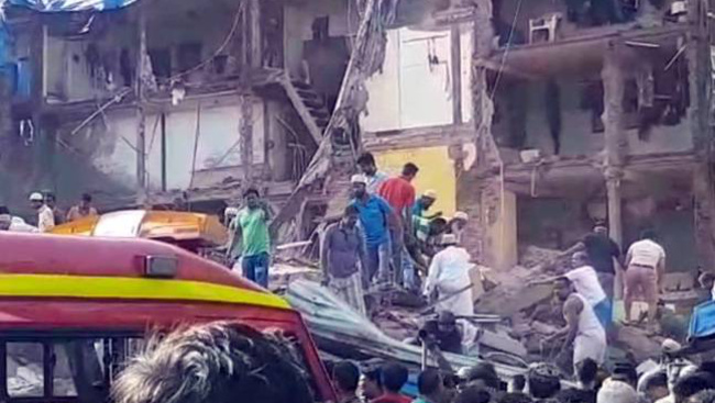 Tragédia Mumbaiban! A monszun miatt összeomlott egy emeletes ház