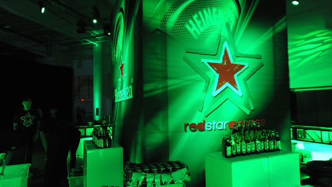 Mégis jön a lex Heineken, tilos lesz itthon a vörös csillag