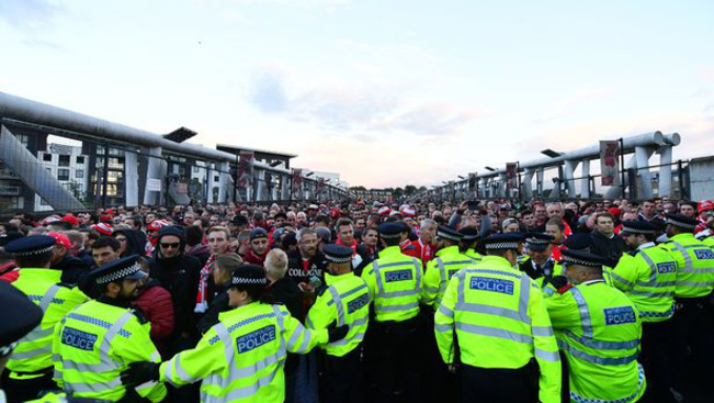 Botrány Londonban: elhalasztották az Arsenal - Köln mérkőzést