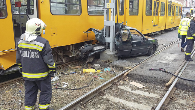 Durva baleset: összegyűrte az autót a budapesti villamos - képek