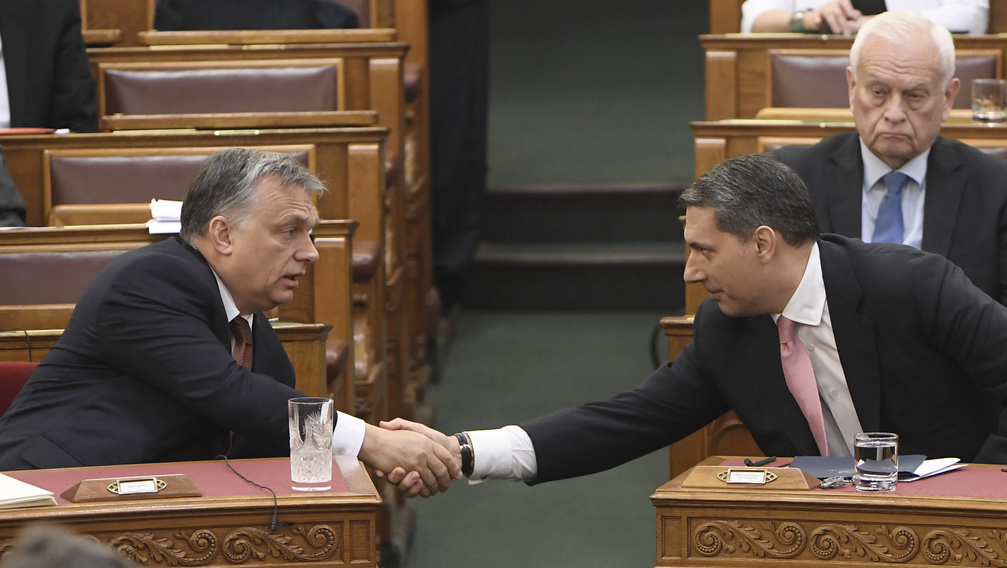 Orbán Viktor még nem döntött minisztere sorsáról