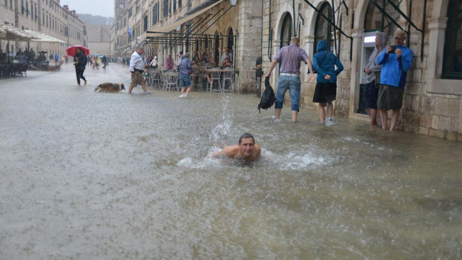 Annyi eső esett, hogy úszkáltak Dubrovnik belvárosában - videó