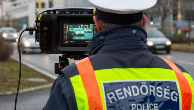 Így bünteti a rendőrség, ha jelzik a traffipaxot a szembejövő autósoknak
