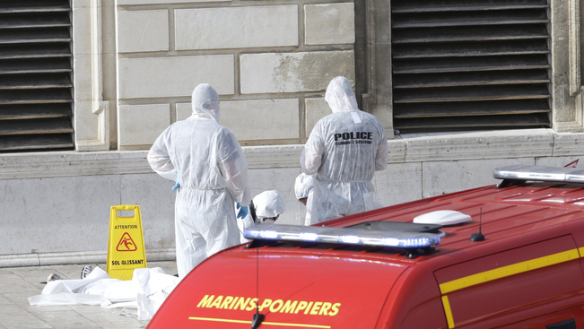 Késelés volt Marseilles-ben - két halott van, katonák lőtték le a támadót