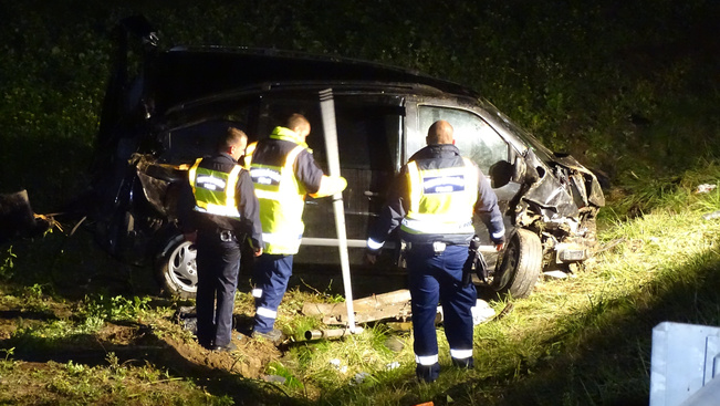 Képek: egy halott, 19 sérült, rommá tört jármű a súlyos balesetben