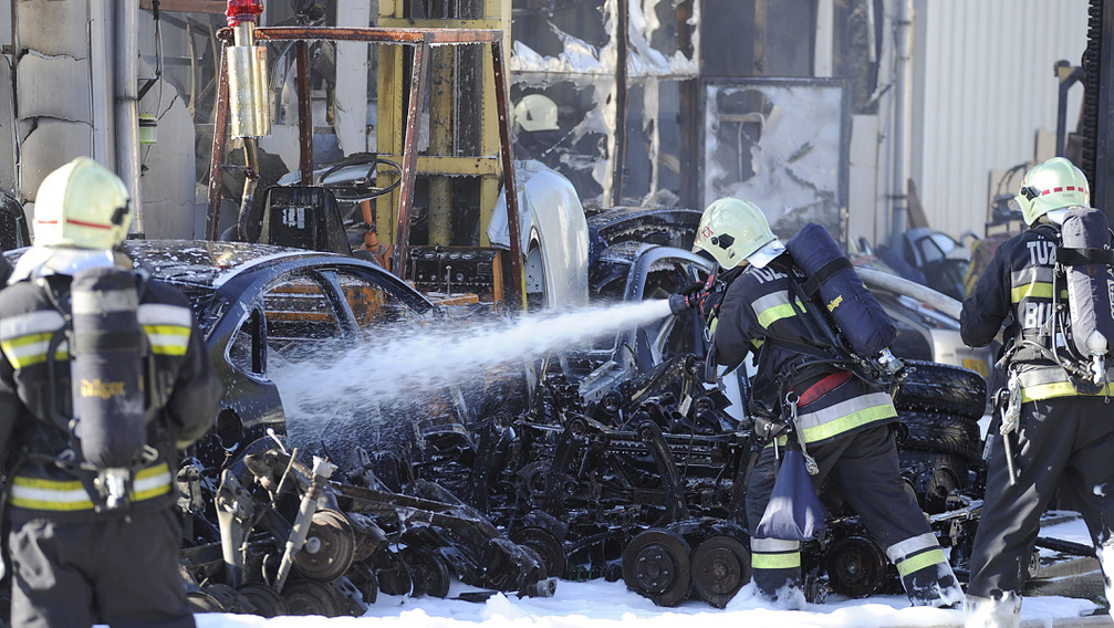 Képek: több tucat tűzoltót riasztottak