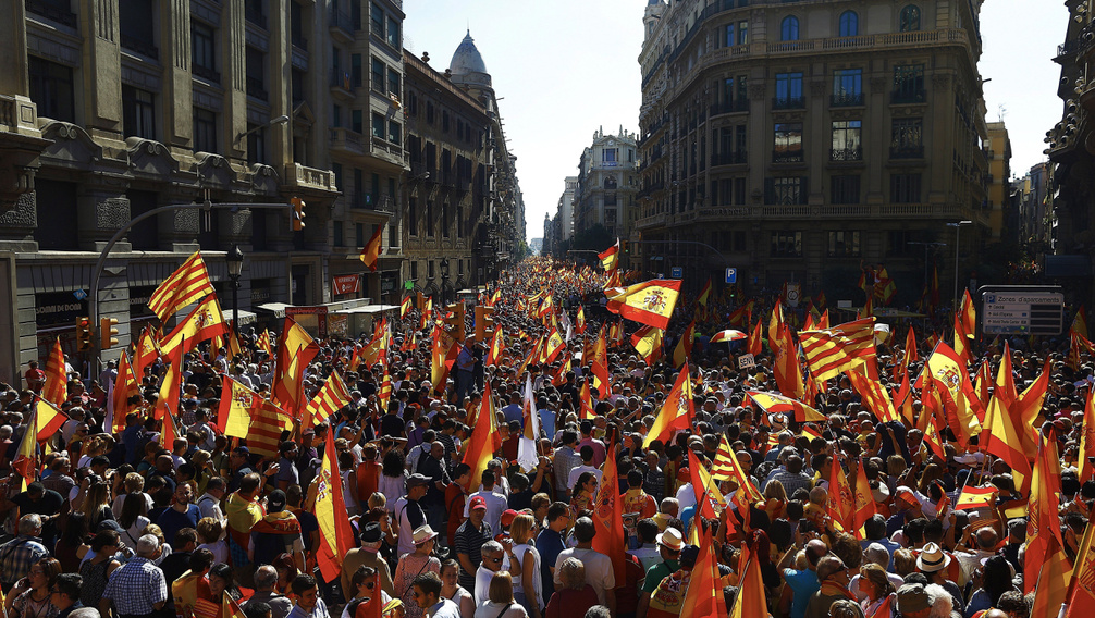 Százezrek tüntettek a spanyol egységért Barcelonában - képgaléria