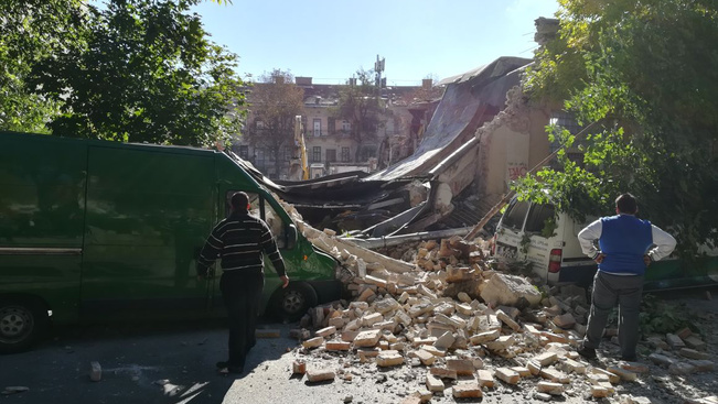 Autókra zuhant egy összedőlt ház Budapesten