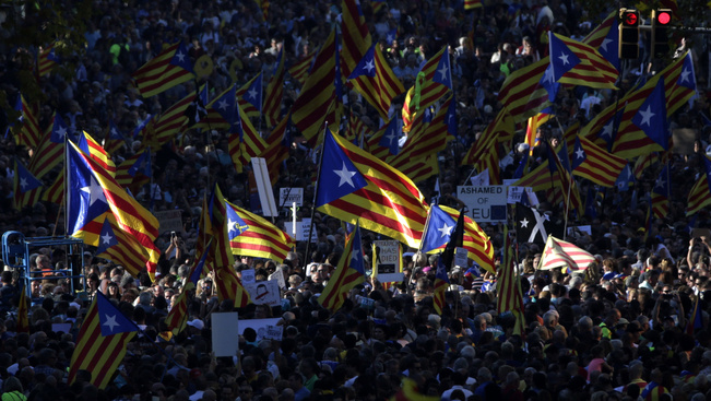 Többezres tüntetés Barcelonában