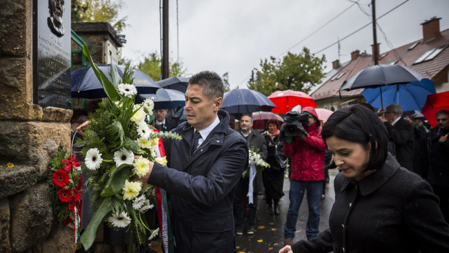 Ellenzéki pártok közösen koszorúztak a budapesti Nagy Imre-emlékháznál