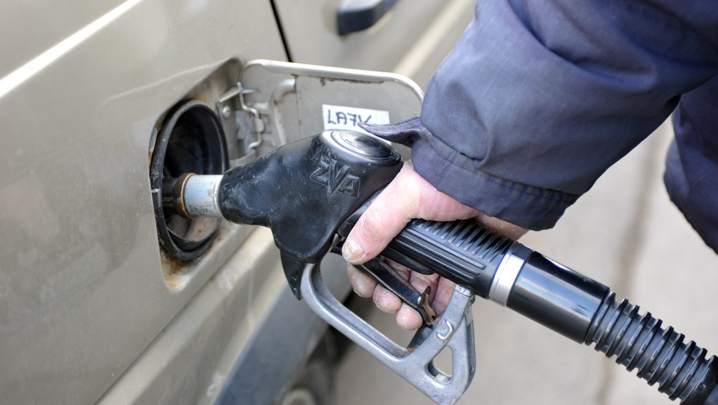 Már 12 forinttal drágább a benzin, és ezt hozza a következő év