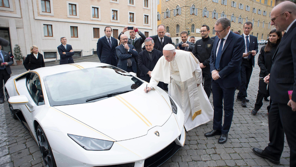 Nem tartja meg a luxuskocsit a pápa