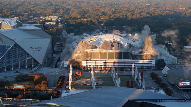 Látványos videó: felrobbantották a legendás amerikai stadiont