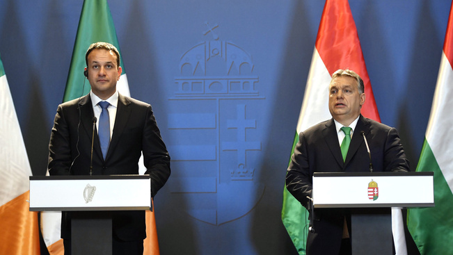A baloldal élesen támadta az ír kormányfőt, amiért Orbán Viktorral tárgyalt
