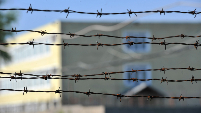 Rendőrök foglalják el a debreceni menekülttábort