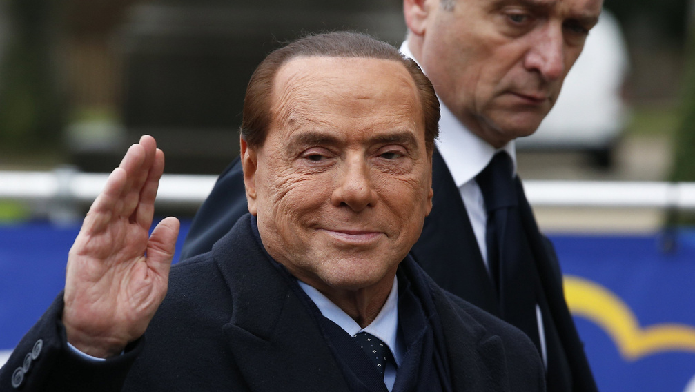 Berlusconi berúgta az ajtót