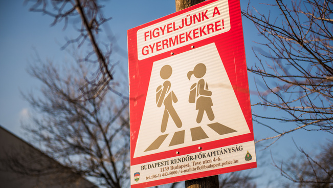 Új figyelmeztető táblákat helyezett ki a rendőrség Budapesten