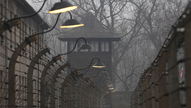 Elfogadták a holokauszttal kapcsolatos vitatott törvényt Lengyelországban