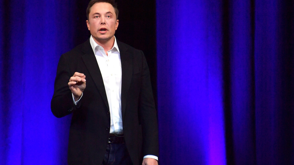 Elon Musk az űrbe lövi ki a sportkocsiját