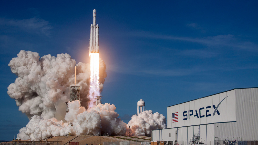 Rakétát, sportkocsit és könyveket lőtt ki az űrbe Elon Musk
