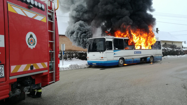 Lángokban állt az utasokra váró busz Nádasdon - képek