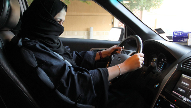 Meglepő döntés a szaúdi nők kötelező fekete öltözetéről