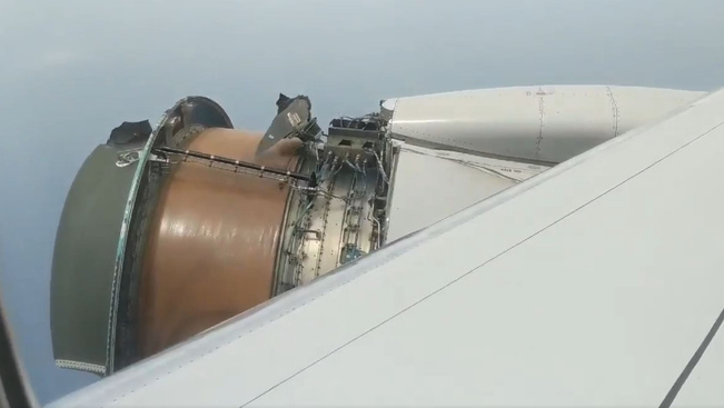 Rémálom: a levegőben esett szét egy repülő hajtóműve - videó