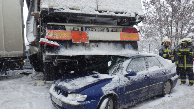 Durva képek: így törtek ripityára az autók a nagy havazásban