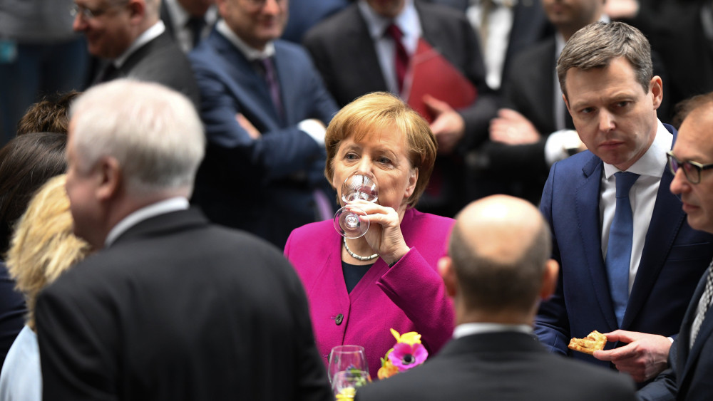 Berlin, 2018. március 12.Angela Merkel német kancellár, a Kereszténydemokrata Unió (CDU) elnöke, miután Olaf Scholz hamburgi polgármesterrel, a Német Szociáldemokrata Párt (SPD) ügyvezető elnökével (az előtérben, j) és Horst Seehofer bajor tartományi miniszterelnökkel, a Keresztényszociális Unió (CSU) elnökével (b) aláírta a kormánykoalíciós megállapodást Berlinben 2018. március 12-én. A parlamenti választást az előző szeptemberben tartották Németországban. (MTI/EPA/Clemens Bilan)