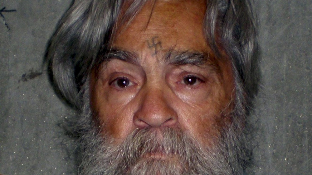 Corcoran, 2017. november 20.A kaliforniai büntetés-végrehajtási hivatal (CDCR) által közreadott kép az életfogytiglani szabadságvesztésre ítélt Charles Manson amerikai sorozatgyilkosról a kaliforniai Corcoran állami fegyintézetében 2011. június 16-án. Manson 2017. november 19-én 83 éves korában elhunyt a kaliforniai Kern megye egyik kórházában. Az intézet szerint természetes halált halt. (MTI/EPA/CDCR)
