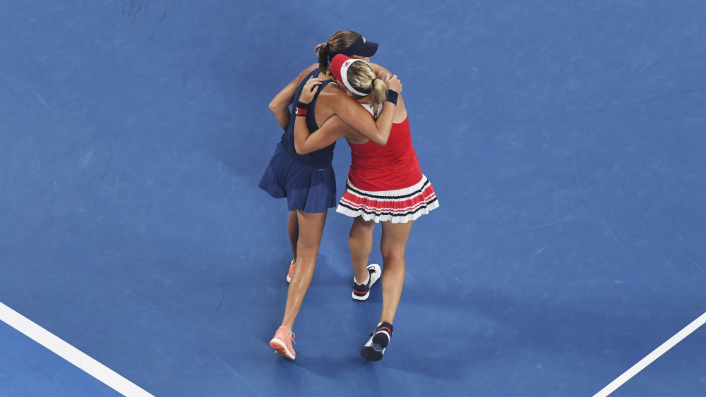 Melbourne, 2018. január 26.Babos Tímea (j) és a francia Kristina Mladenovic ünnepel, miután 6:4, 6:3 arányban legyőzték a Jekatyerina Makarova, Jelena Vesznyina orosz kettőst az ausztrál nyílt teniszbajnokság női párosának döntőjében Melbourne-ben 2018. január 26-án. (MTI/EPA/Lukas Coch)