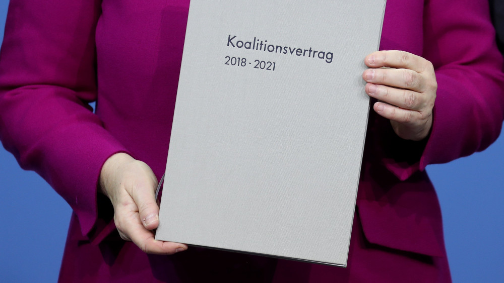Berlin, 2018. március 12.Angela Merkel német kancellár, a Kereszténydemokrata Unió (CDU) elnöke, miután Olaf Scholz hamburgi polgármesterrel, a Német Szociáldemokrata Párt (SPD) ügyvezető elnökével és Horst Seehofer bajor tartományi miniszterelnökkel, a Keresztényszociális Unió (CSU) elnökével aláírta a kormánykoalíciós megállapodást Berlinben 2018. március 12-én. A parlamenti választást az előző szeptemberben tartották Németországban. (MTI/EPA/Felipe Trueba)