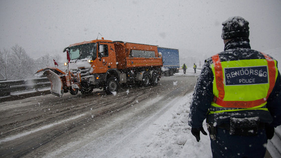 Jelentős havazás miatt figyelmeztetik a közlekedőket