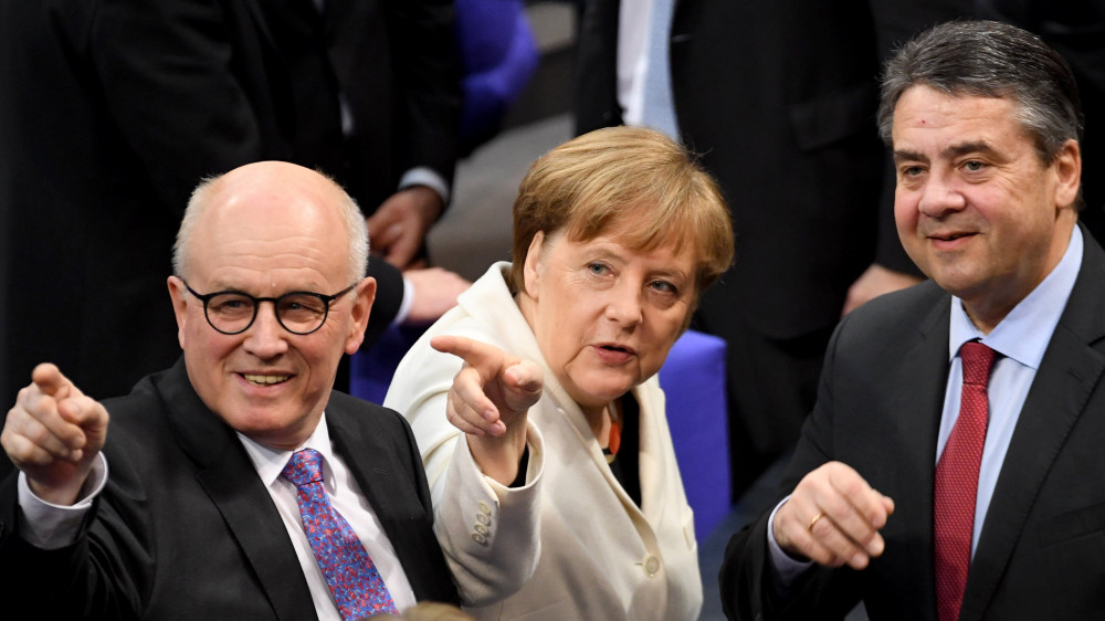 Berlin, 2018. március 14.Angela Merkel német kancellár, Volker Kauder, a Kereszténydemokrata Unió, a CSU frakcióvezetője (b) és Sigmar Gabriel ügyvezető külügyminiszter a parlament 2018. március 14-i ülésén Berlinben. Az ülésen választják meg Merkelt negyedik alkalommal kancellárrá. (MTI/EPA/Clemens Bilan)
