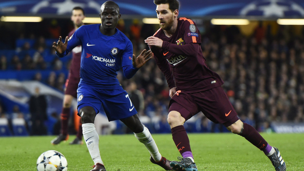 London, 2018. február 20.NGolo Kante, az angol Chelsea (b) és Lionel Messi, az FC Barcelona játékosa a labdarúgó Bajnokok Ligája nyolcaddöntőjének első mérkőzésén a londoni Stamford Bridge stadionban 2018. február 20-án.  (MTI/EPA/Will Oliver)