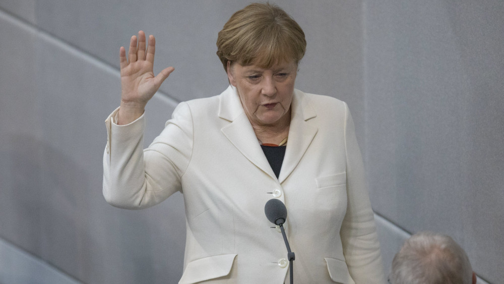Berlin, 2018. március 14.Angela Merkel német kancellár Wolfgang Schäuble, a parlament elnöke előtt leteszi a hivatali esküt a parlament berlini üléstermében 2018. március 14-én. Ezen a napon a törvényhozók Angela Merkelt negyedszer kancellárrá választották. (MTI/EPA/Omer Messinger)