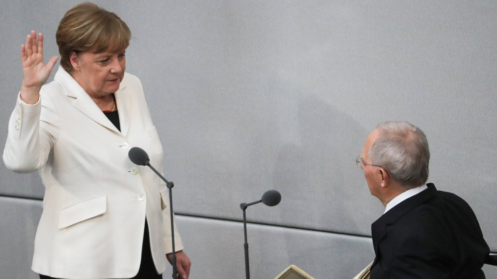 Berlin, 2018. március 14.Angela Merkel német kancellár Wolfgang Schäuble, a parlament elnöke előtt leteszi a hivatali esküt a parlament berlini üléstermében 2018. március 14-én. Ezen a napon a törvényhozók Angela Merkelt negyedszer kancellárrá választották. (MTI/EPA/Felipe Trueba)