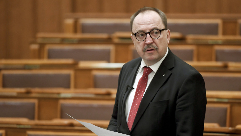 Németh Zsolt, az Országgyűlés külügyi Bizottságának elnöke felszólal a Lengyelország melletti kiállásról Brüsszel nyomásgyakorlásával szemben szóló Fidesz-KDNP-s határozati javaslat általános vitájában az Országgyűlés plenáris ülésén 2018. február 20-án.