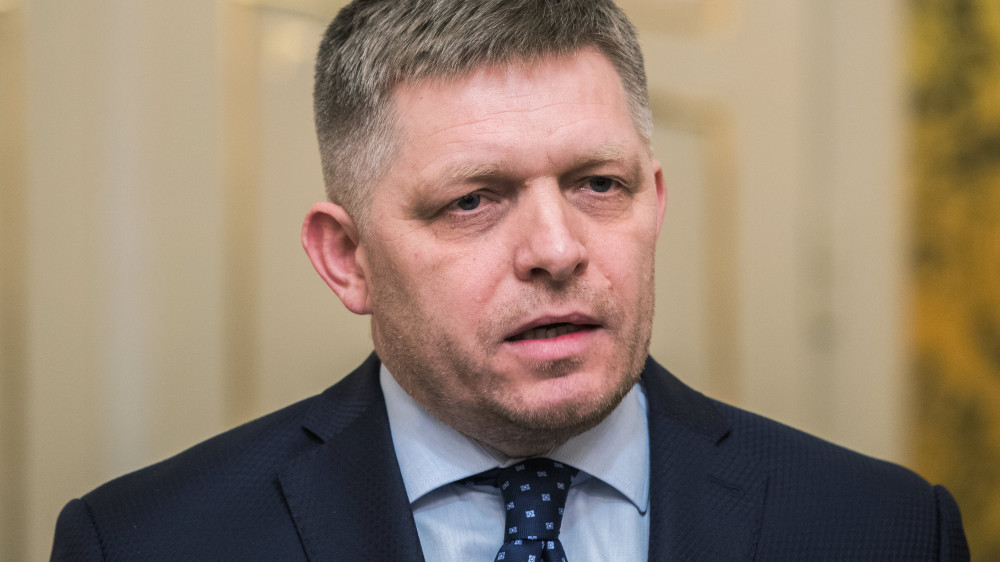 Pozsony, 2018. március 14.Robert Fico szlovák miniszterelnök sajtótájékoztatót tart a pozsonyi kormánypalotában 2018. március 14-én. Fico bejelentette, hogy bizonyos feltételekkel kész lemondani a kormányfői tisztségről. Ezek a feltételek, hogy Andrej Kiska államfő elfogadja, hogy a választásokon győztes párt, az Irány - Szociáldemokrácia (Smer-SD) dönt a kormány összetételéről, elfogadja a miniszterelnök lemondását követően megalakuló kormányt, illetve szavatolja, hogy a hárompárti koalíció tovább működhessen. (MTIEPA/Jakub Gavlak)