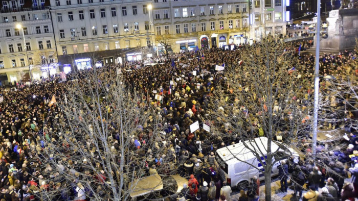 Több ezren tüntettek Prágában
