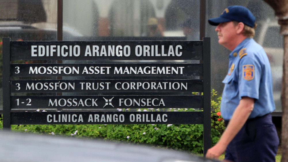 Panama, 2016. április 13.Biztonsági őr a Mossack Fonseca panamai ügyvédi irodánál a fővárosban, Panamában 2016. április 12-én, miután az ügyészség razziát tartott az irodában pénzmosásra és terrorizmus pénzelésére utaló bizonyítékok keresésére hivatkozva. A névtelen offshore vállalatok számlavezetésével foglalkozó ügyvédi irodából április elején kiszivárogtatott, 11,5 millió dokumentumot tartalmazó adatbázist, amely több mint 214 ezer offshore céget és dúsgazdag nemzetközi ügyfelet érint, egy titkos forrás adta át a Süddeutsche Zeitung című német lapnak. (MTI/EPA/Alejandro Bolivar)