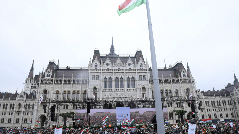 Résztvevők az 1848/49-es forradalom és szabadságharc emléknapja alkalmából rendezett díszünnepségen az Országház előtti Kossuth Lajos térre 2018. március 15-én.