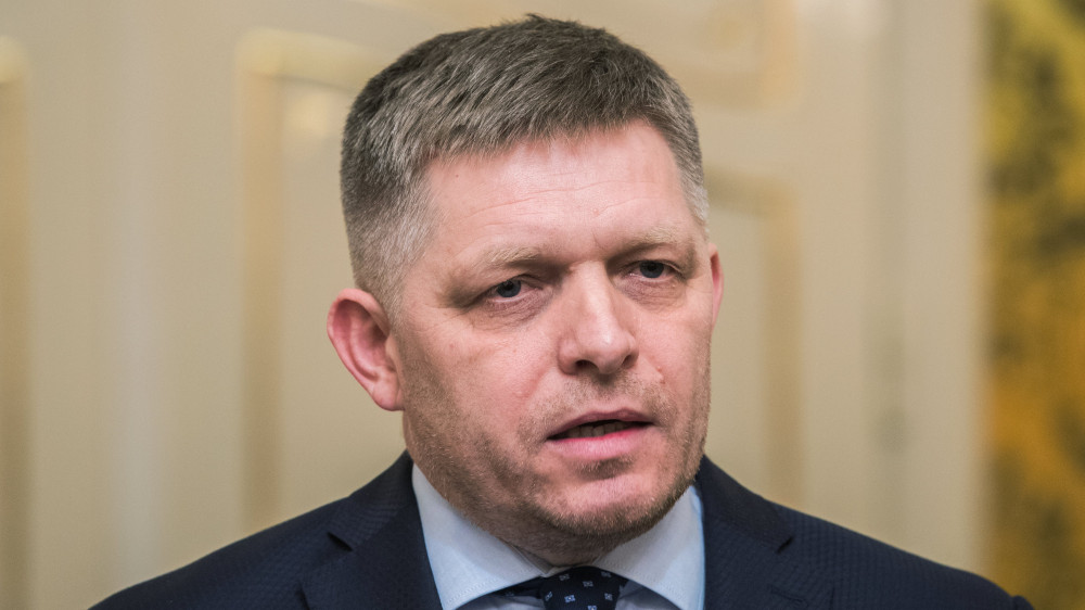 Pozsony, 2018. március 14.Robert Fico szlovák miniszterelnök sajtótájékoztatót tart a pozsonyi kormánypalotában 2018. március 14-én. Fico bejelentette, hogy bizonyos feltételekkel kész lemondani a kormányfői tisztségről. Ezek a feltételek, hogy Andrej Kiska államfő elfogadja, hogy a választásokon győztes párt, az Irány - Szociáldemokrácia (Smer-SD) dönt a kormány összetételéről, elfogadja a miniszterelnök lemondását követően megalakuló kormányt, illetve szavatolja, hogy a hárompárti koalíció tovább működhessen. (MTIEPA/Jakub Gavlak)