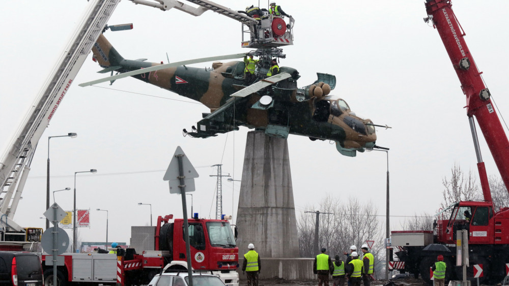Egy hadrendből kivont Mi-24-es harci helikoptert helyeznek el az MH 86. Szolnok Helikopter Bázis szakemberei Szolnokon, a Debreceni út és a Kertész utca kereszteződésében 2018. március 16-án.