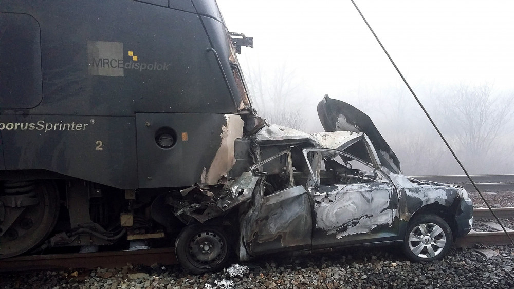 Kiégett személyautó egy tehervonat előtt Vecsés és Pestszentlőrinc között 2018. március 17-én. A balesetben nem sérült meg senki.