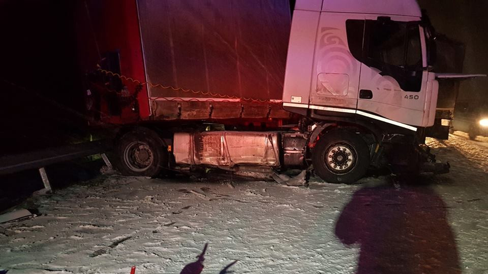 Képgaléria: egy kamion 40 méter hosszan rombolta le a szalagkorlátot az M3-ason